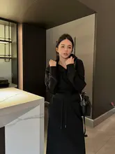 シンプルなデザインの黒フード付きカジュアルパーカー【女性用・ウエストシェイプ・長袖】