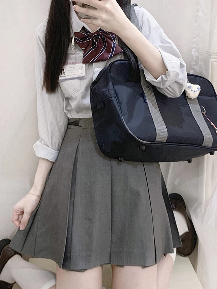 グレーのJK制服プリーツスカート：中学生女子に人気のシンプルスタイルとは