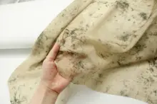 半透明な杏色と黒灰の水墨点模様の不規則な染物 化繊天絲生地
