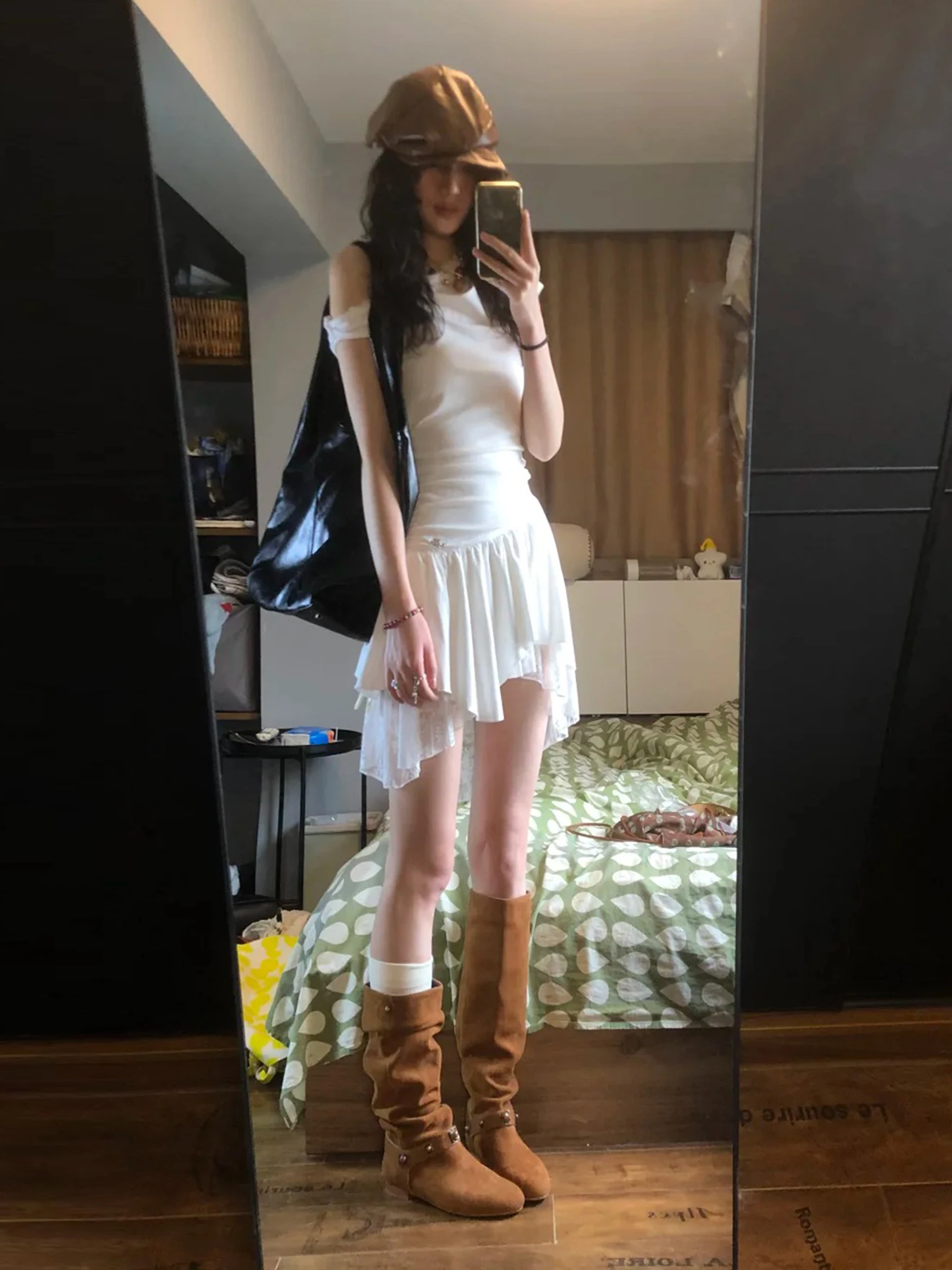 20代女性が夏に選ぶべき「オシャレな着こなし」は、この白色の斜め肩レース切替ワンピース？