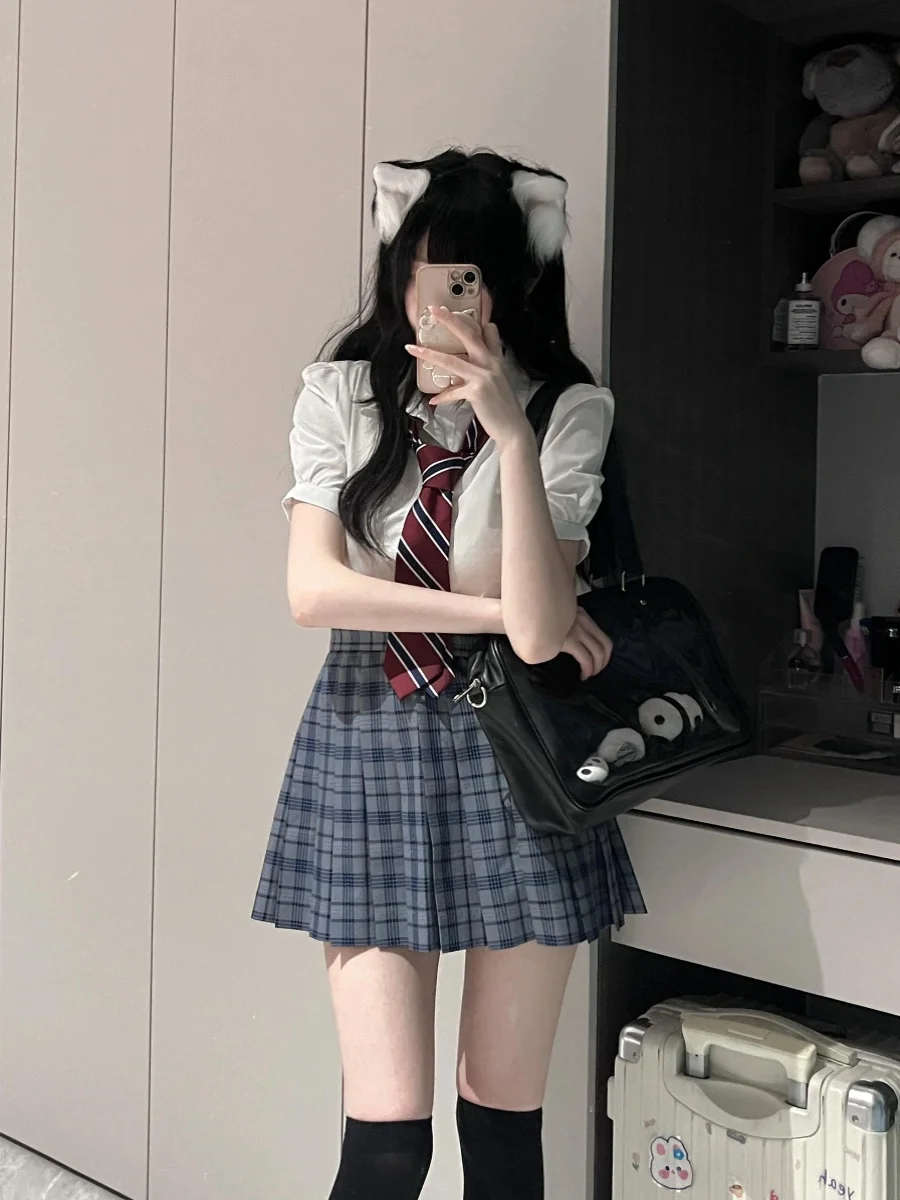 かわいい高校生向け学院風セットアップ：グレーブルーチェックスカートと白シャツのバランス