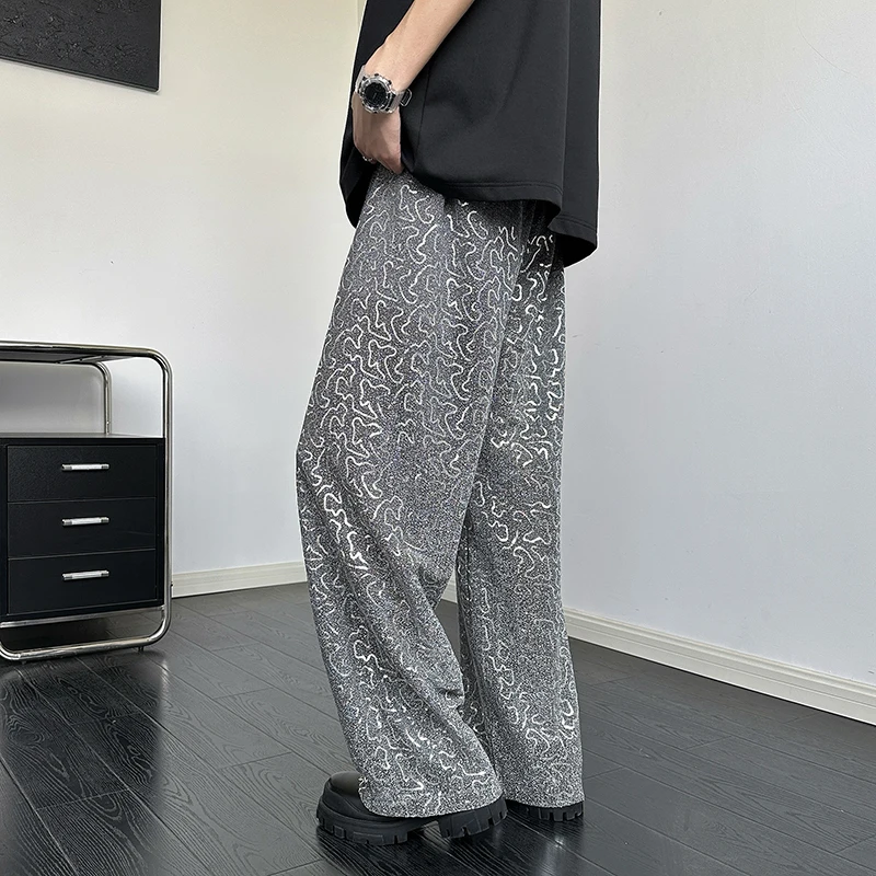 シルバーグレー 色 は 冷色系か 暖色系か？その答えを、1着のパンツで体感する