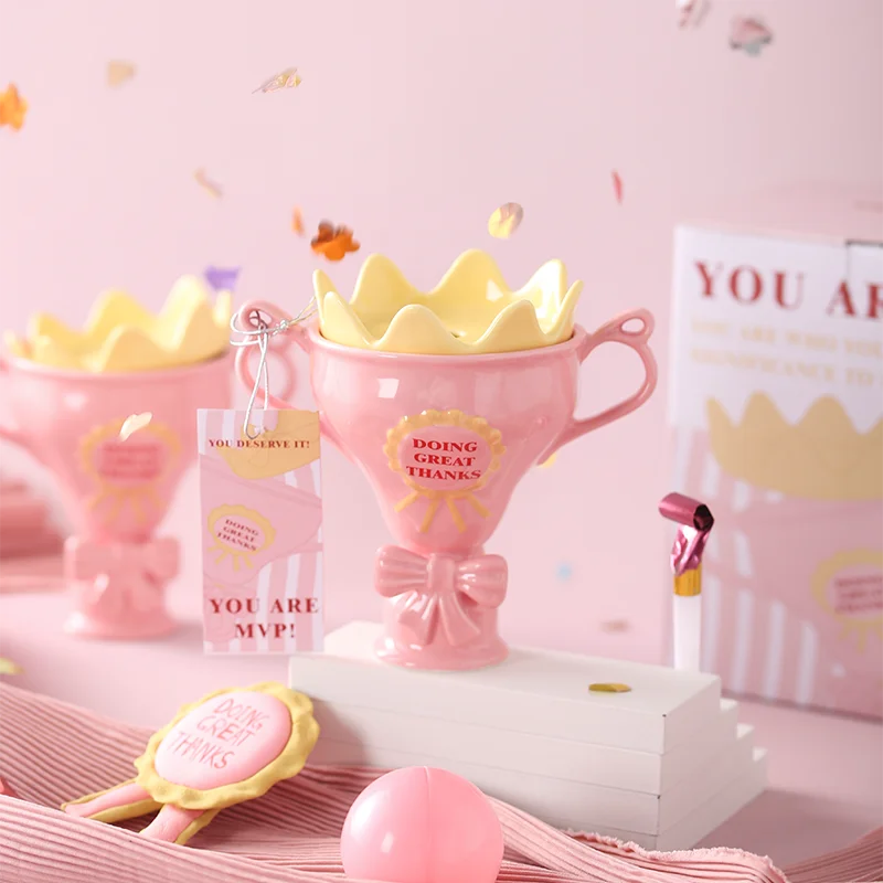 美しいデザインの陶器製マグカップ【ふた付き・ストロー付き・女王賞トロフィー】