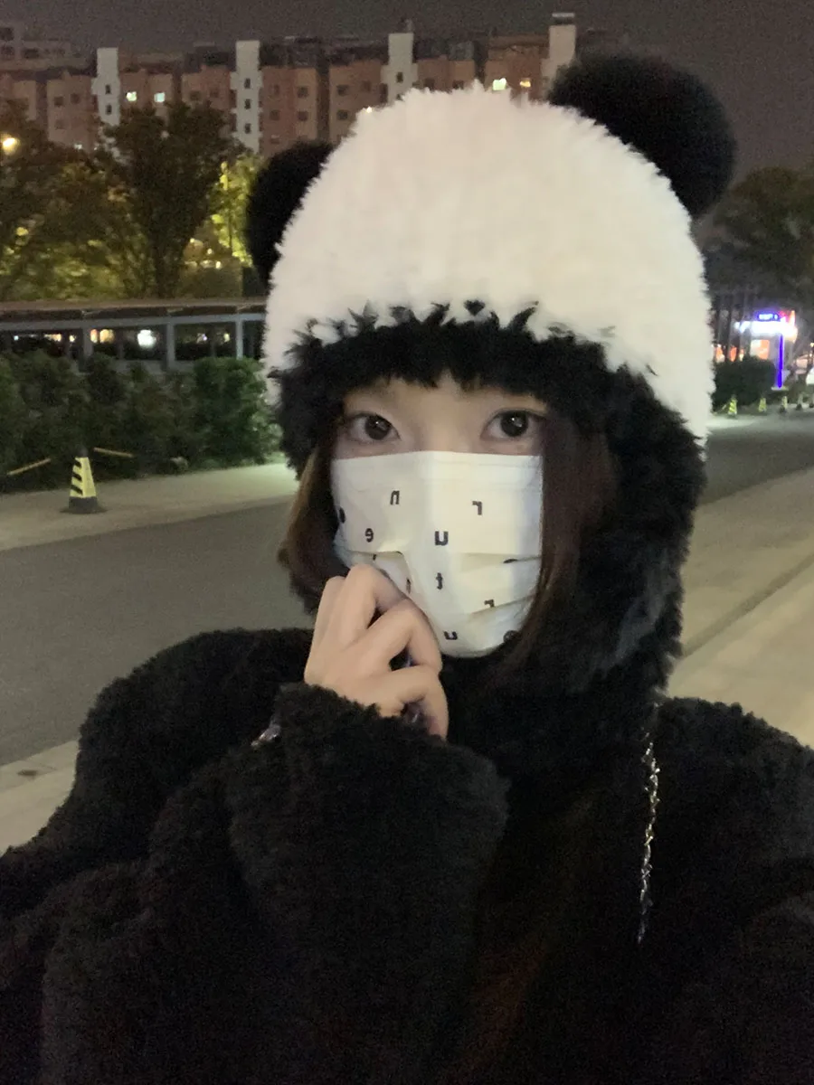 耳まで隠れる帽子：可愛らしいパンダ耳のふわふわ毛糸帽子の実用性と使い分け