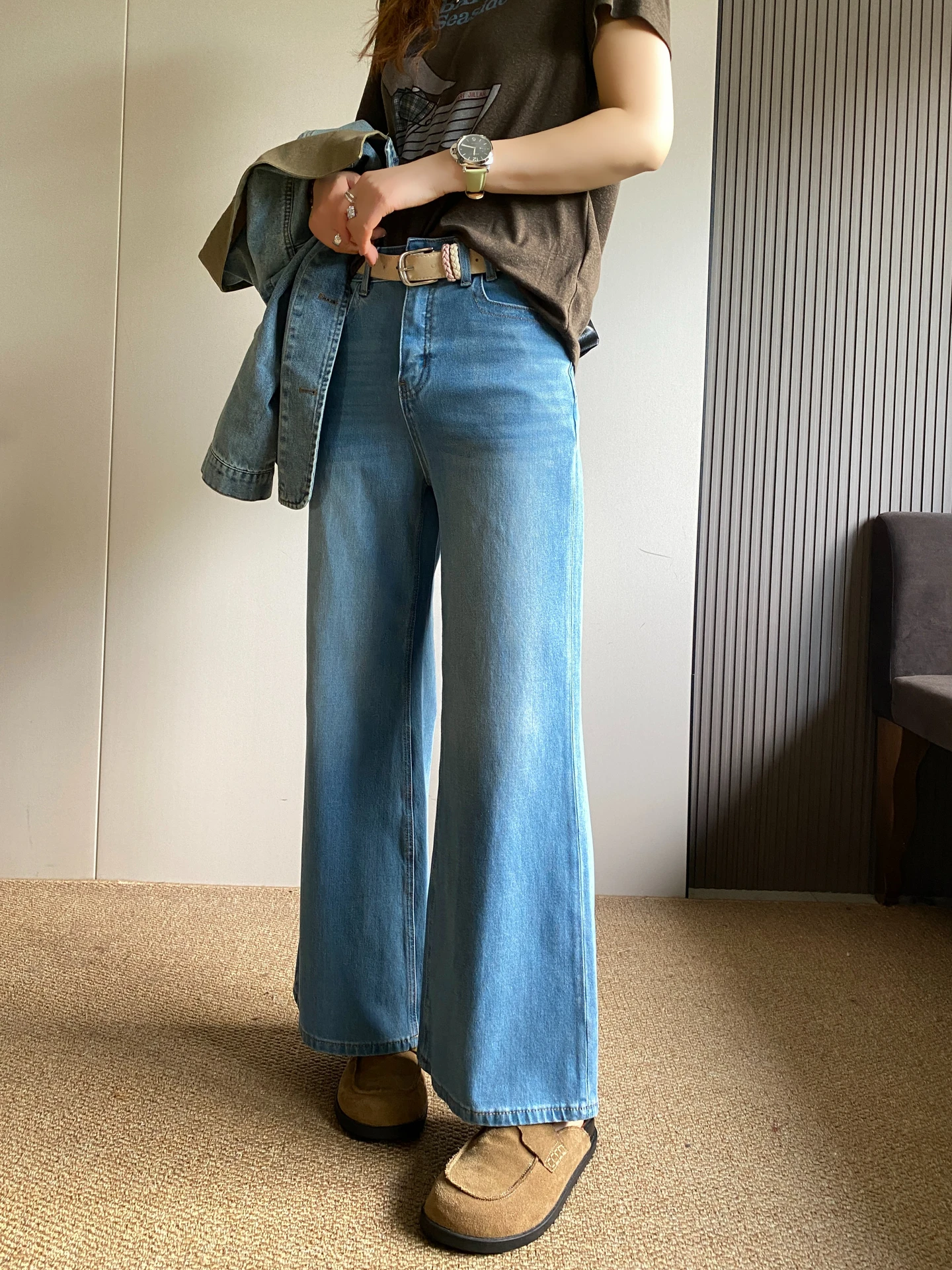 デニムパンツとジャケットのコーデで失敗しない方法は？