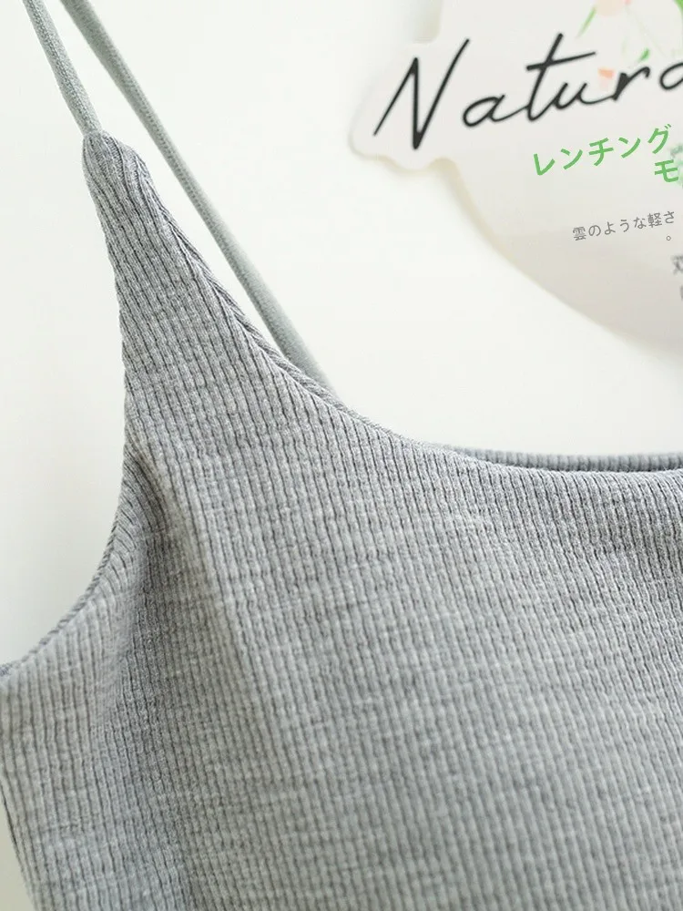胸元が空いてる服を選ぶときに迷うなら、この1つのアイテムが救う