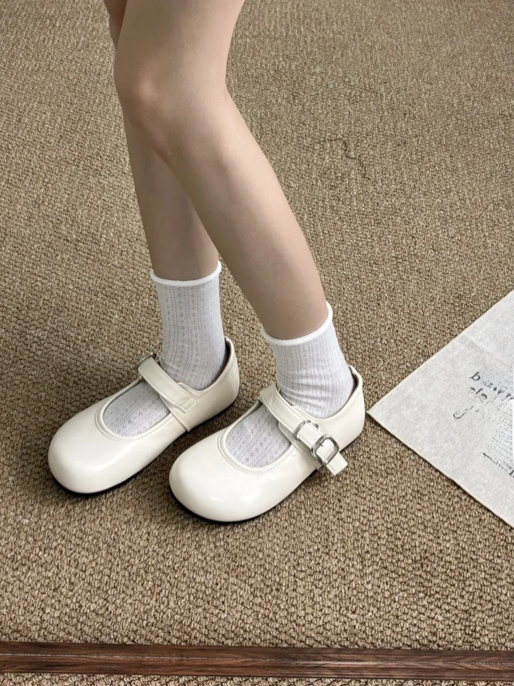 フレア スカート 靴の実用性：韓式ラウンドトゥフラットシューズの特徴とシーン別活用