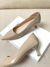 裸色の細ヒールパンプス【エナメル・春用・通勤・ミドルヒール・尖ったトウ】