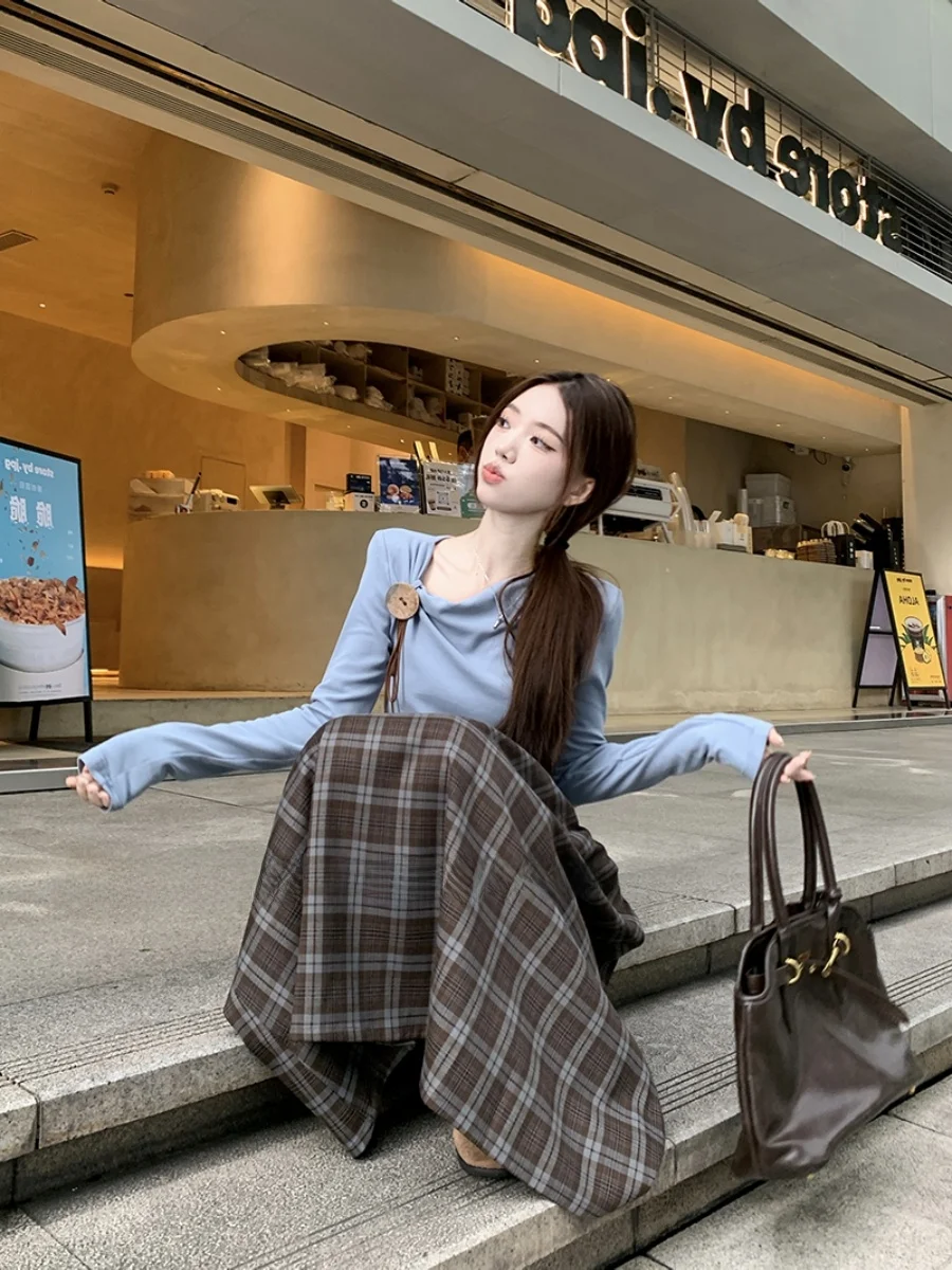 20代後半の女性が秋に選ぶべき「オフショルダーTシャツ＋高腰チェックスカート」は？