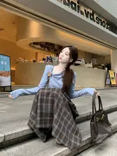 大きなボタンのオフショルダー長袖Tシャツ【秋用・女性用】と高腰チェック柄スカート（セットアップ対応）