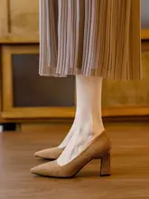 女性用 黒の粗ヒールパンプス【浅口・小さな先端・快適な履き心地】