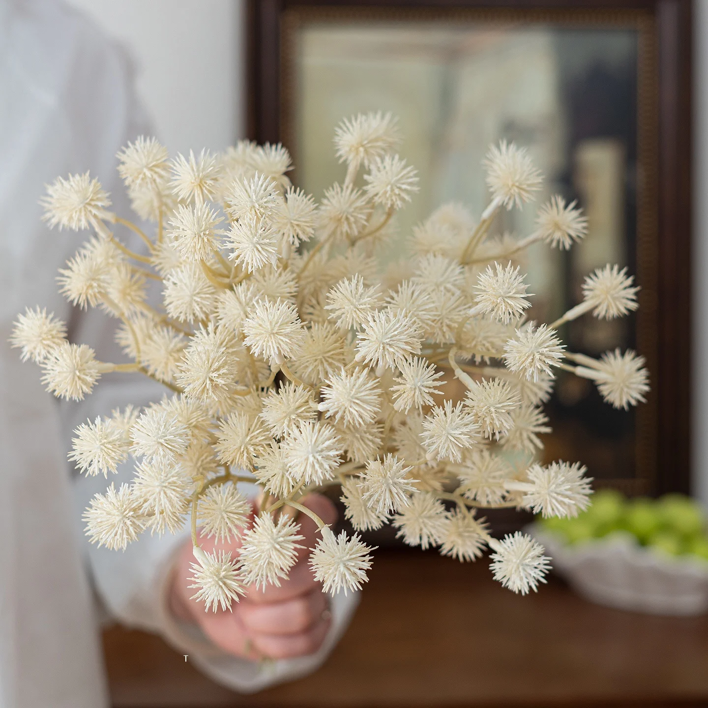 秋色のおしゃれな造花アレンジ：野刺球のインテリア活用法と実際の飾り方