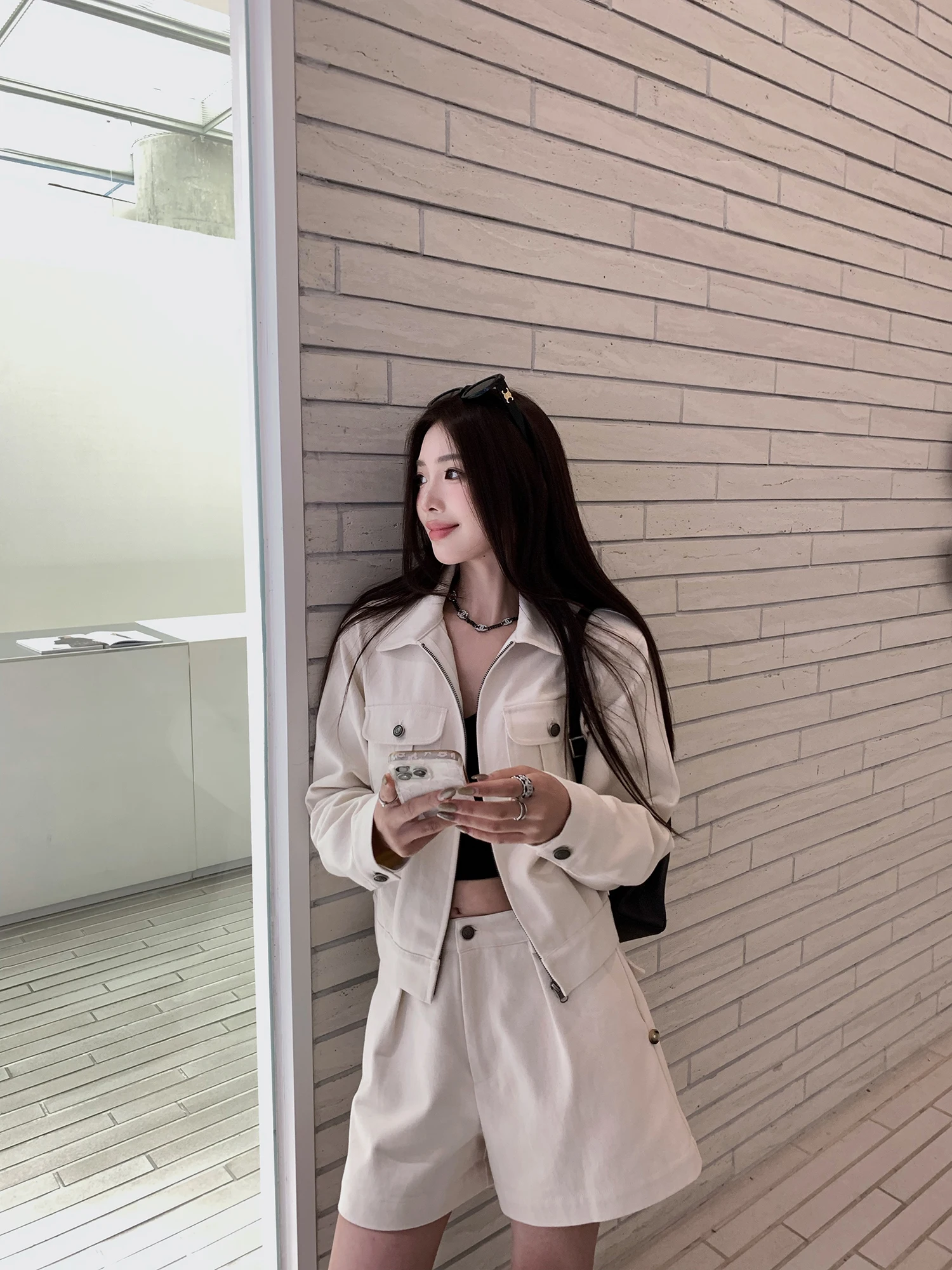 今どきの服は、本当にカジュアルなのか？工装ジャケットとショートパンツのセットが答えをくれた