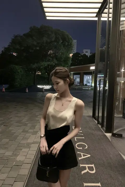 女性用ハイウエスト黒色スーツショートパンツ【ウエストベルト・フラワーバッドデザイン・スマートフィット】