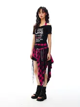 ファッショナブルなプリントとチェック柄の短袖Tシャツ【女性用・タイトフィット】