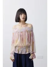 軽やかで透け感のあるオフショルダーシフォンブラウス【モナの調色パレットデザイン】