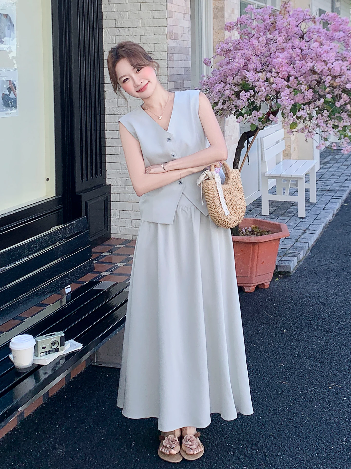 30代の通勤スタイルで「スタイル良く見える」コーデは、この無袖ベストとフレアスカートのセットアップで決まる？