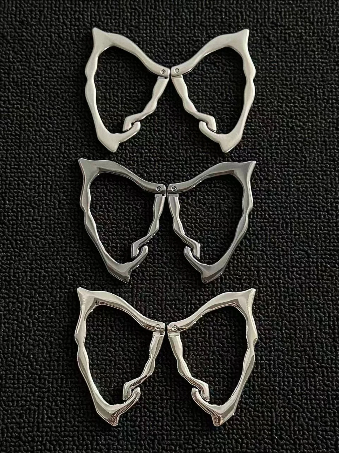 三角形金属デザインのキーホルダー：ヴィンテージスタイルでズボンに安定した装着を実現