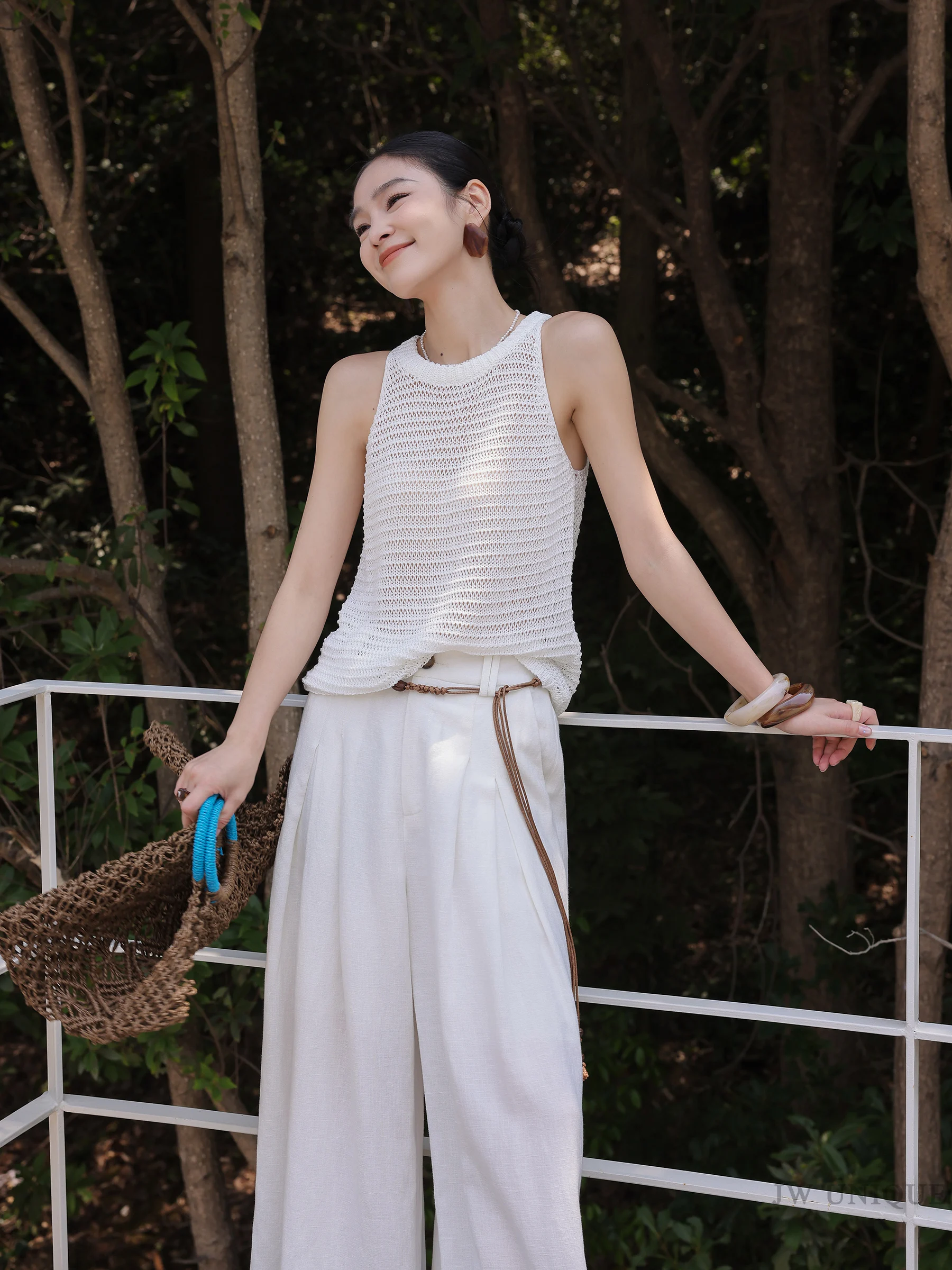 透かし編みニット 夏の着こなしを実現するノースリーブトップス