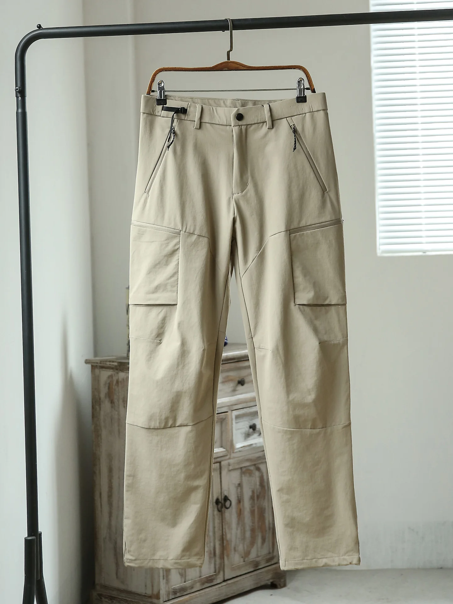 アウトドア パンツ おすすめは？速乾性と通気性を重視するメンズカジュアルパンツの選び方