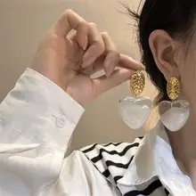 白色ハートデザインの大ぶりイヤリング【樹脂製・ユニークデザイン】