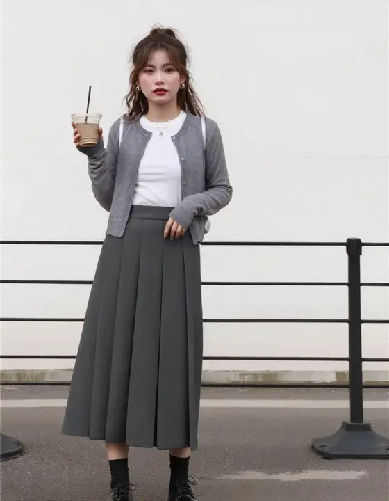 グレー系ガールズスタイル！極上の柔らかさのカーディガンとスリットスカート