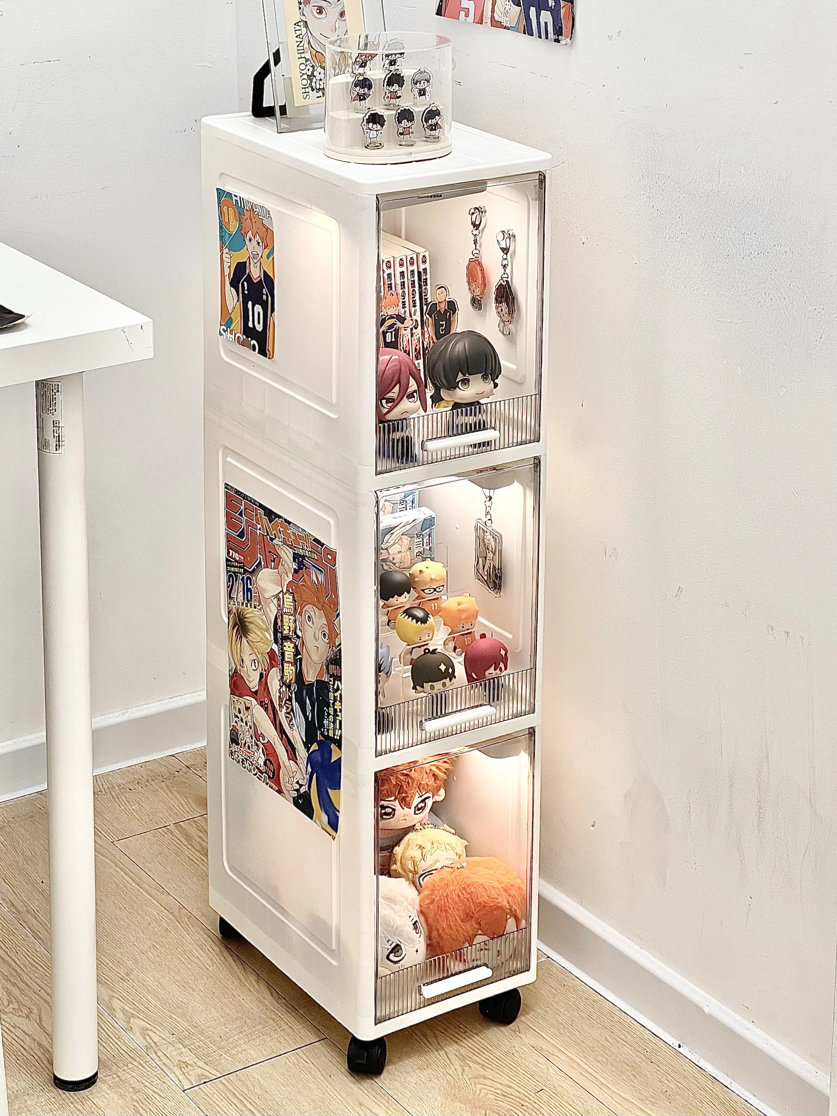 移動可能なコレクション展示ラック：オタク部屋のグッズディスプレイに最適な小型キャスター付き収納棚