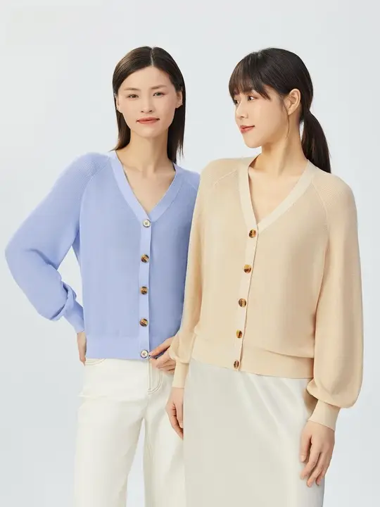 Vネックカーディガン【極上の柔らかさ・ランタン袖・薄手デザイン】