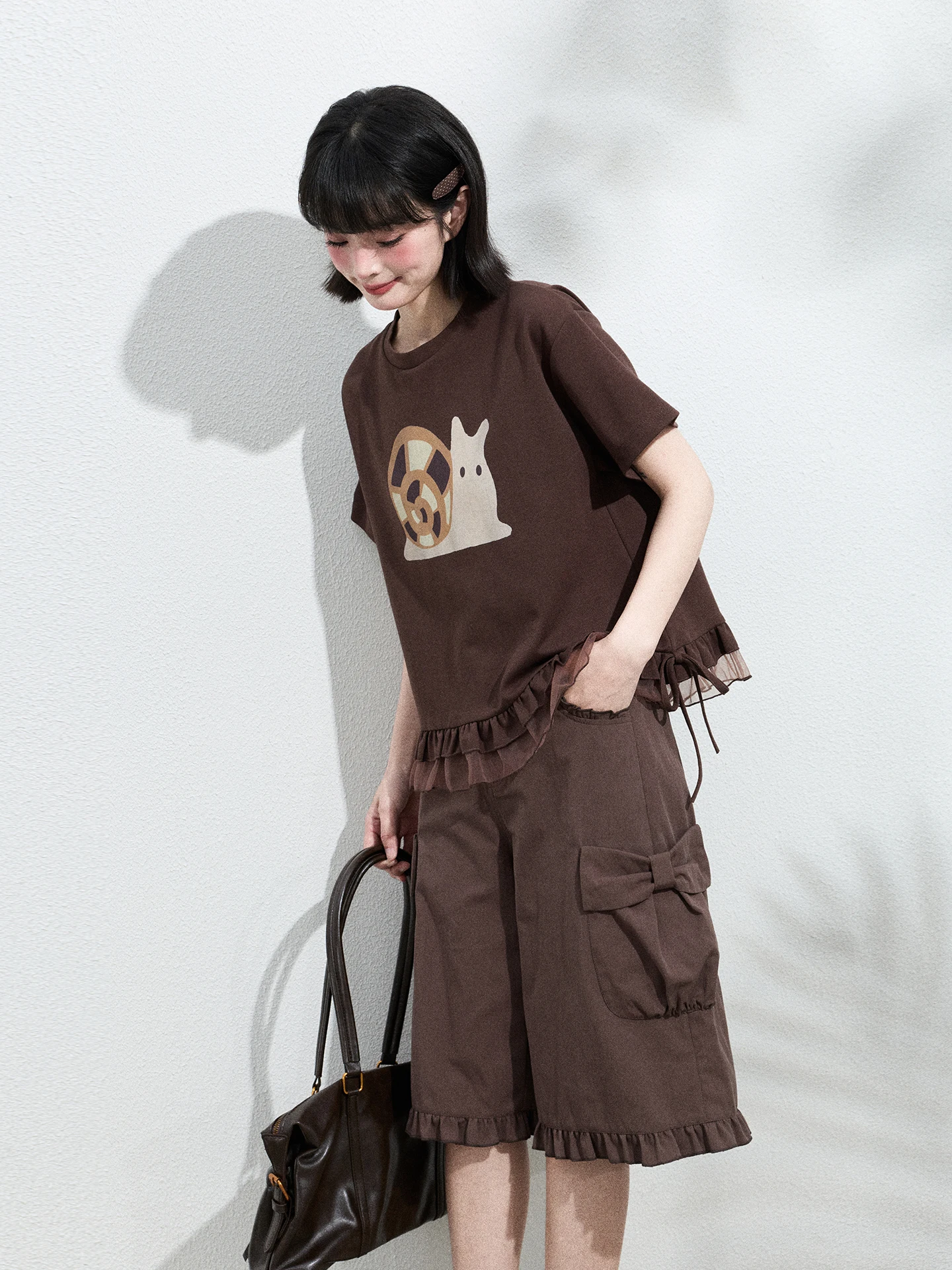 深いコーヒーカラーの七分丈ワイドパンツ：ストリート系ファッション夏の定番アイテムとしての実用性とデザイン分析
