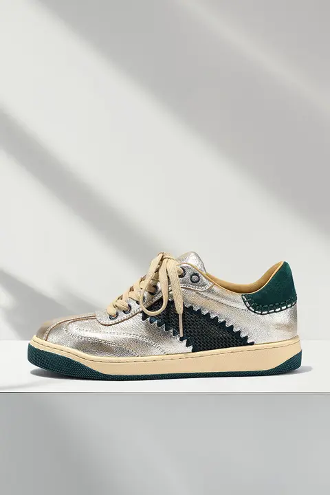 トレンドカラーのローカットスニーカー【ストリートスタイル・カジュアル・スポーツ用】