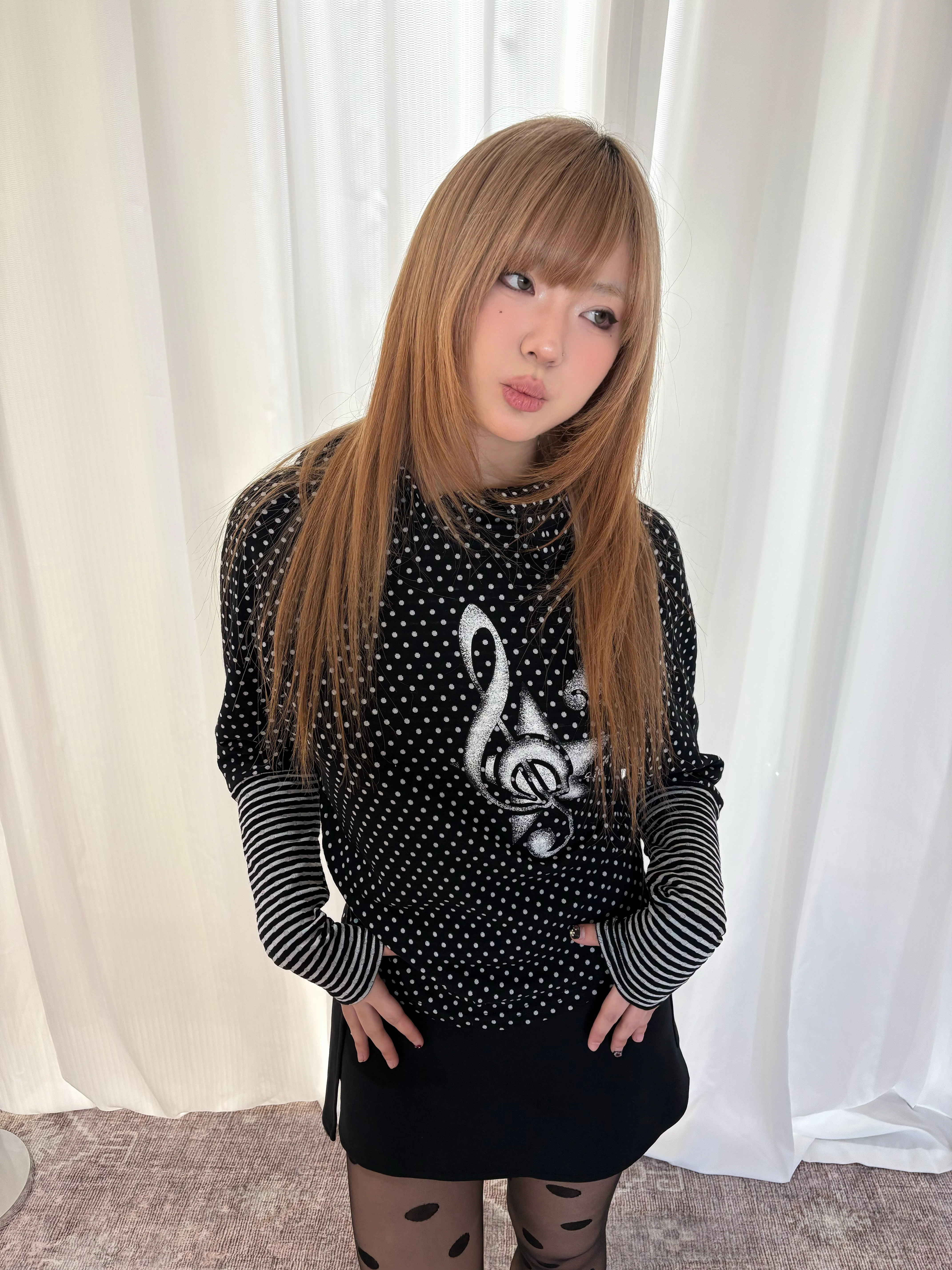 「Tシャツ ロンティー 重ね着」はどうやって着る？レトロなドットとストライプの長袖Tシャツが解決する、日常の着こなしの悩み