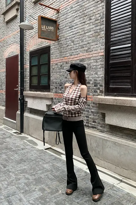スタイルアップ効果抜群！ブラックフレアパンツ【スリムフィット・厚手生地】