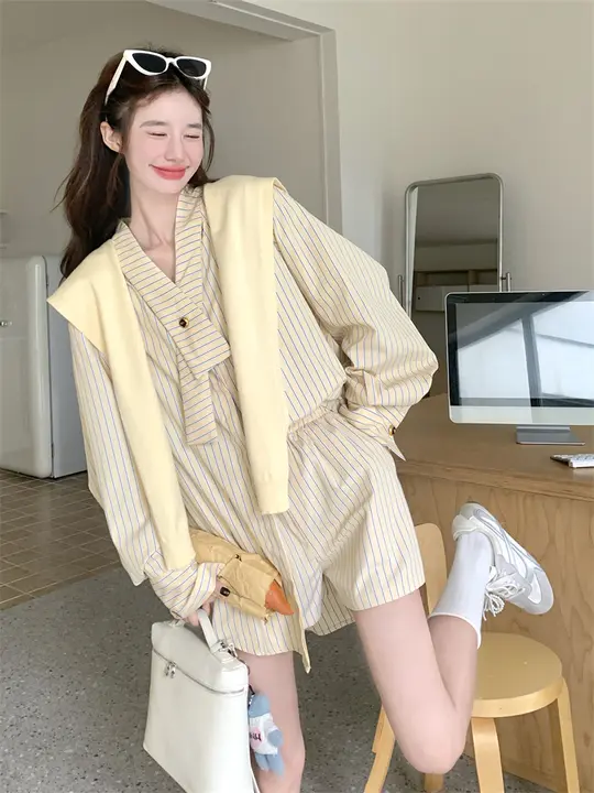 黄色のストライプ柄ショートパンツ付きブラウス【春秋用・小柄向け・大人キュートなコーディネート】（セットアップ対応）