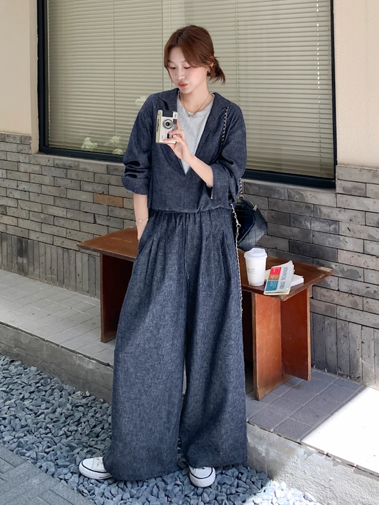 40代の女性にぴったりなカジュアルデニムコーデは、紺色のワイドパンツとトップスのセットで決める？