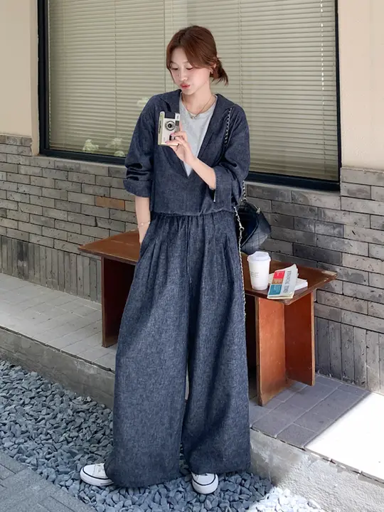 上品なデニムスタイル レディーストップスとワイドパンツ（セットアップ対応）