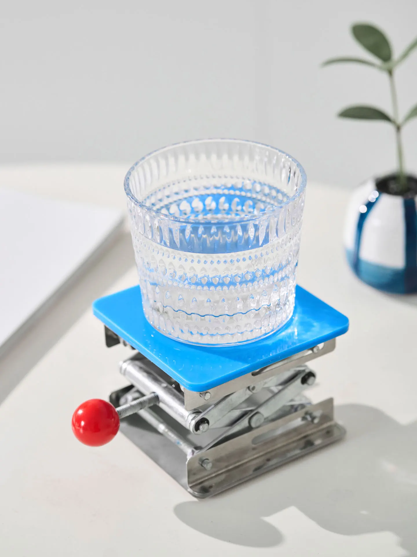 ディフューザーの容器のみが「おしゃれ」になるには？北欧風のクリエイティブカップホルダーが解決する3つの理由