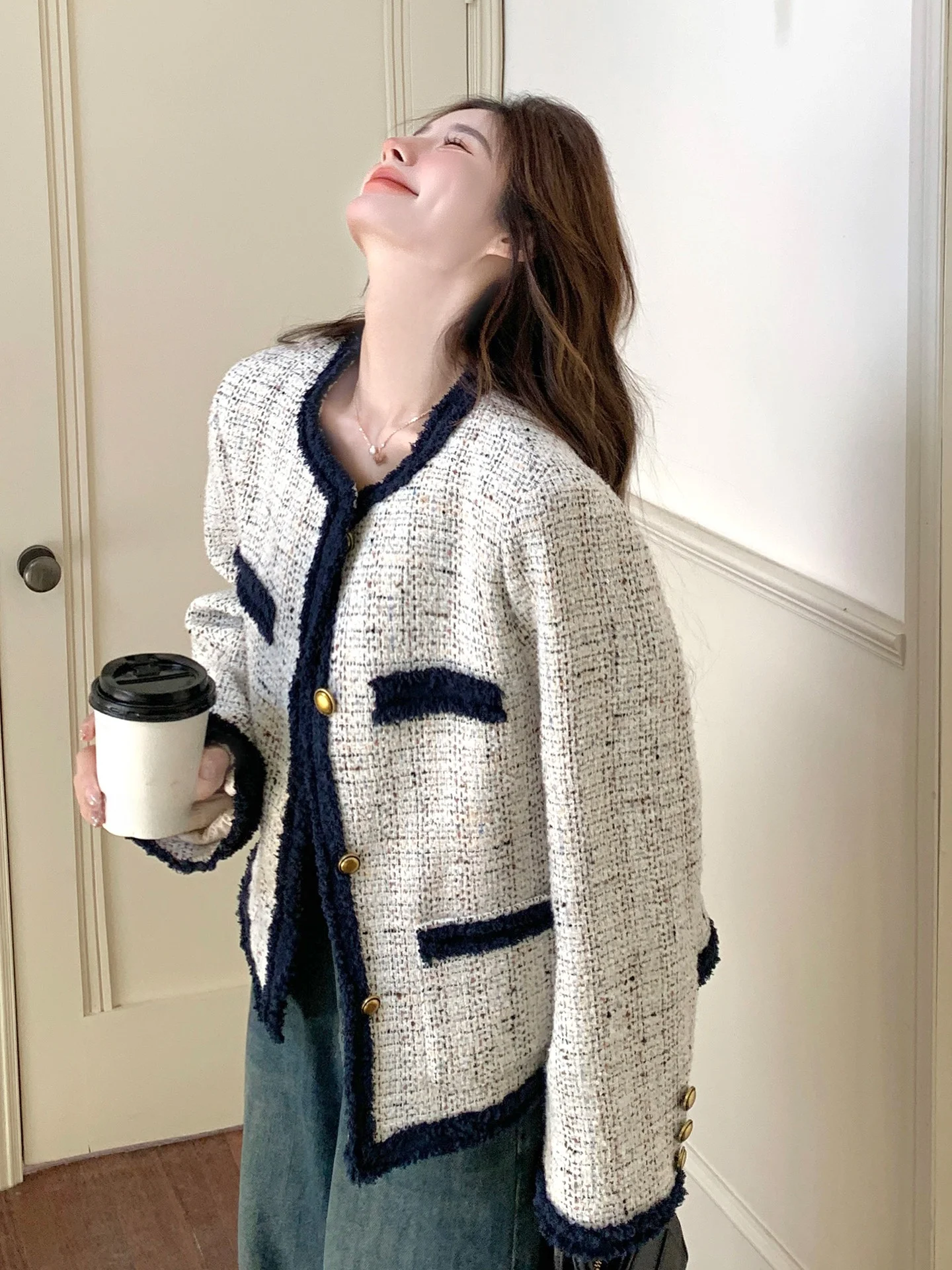 ダブルチェスターコートは本当に必要？ベージュのショートチェスターコートで通勤とカジュアルを両立する方法とは？