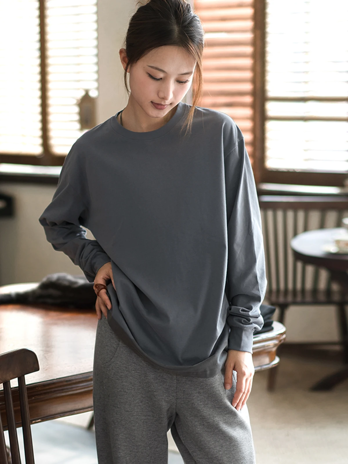 ママコーデの基本スタイルとは？ゆったりスリムTシャツで自然体を実現