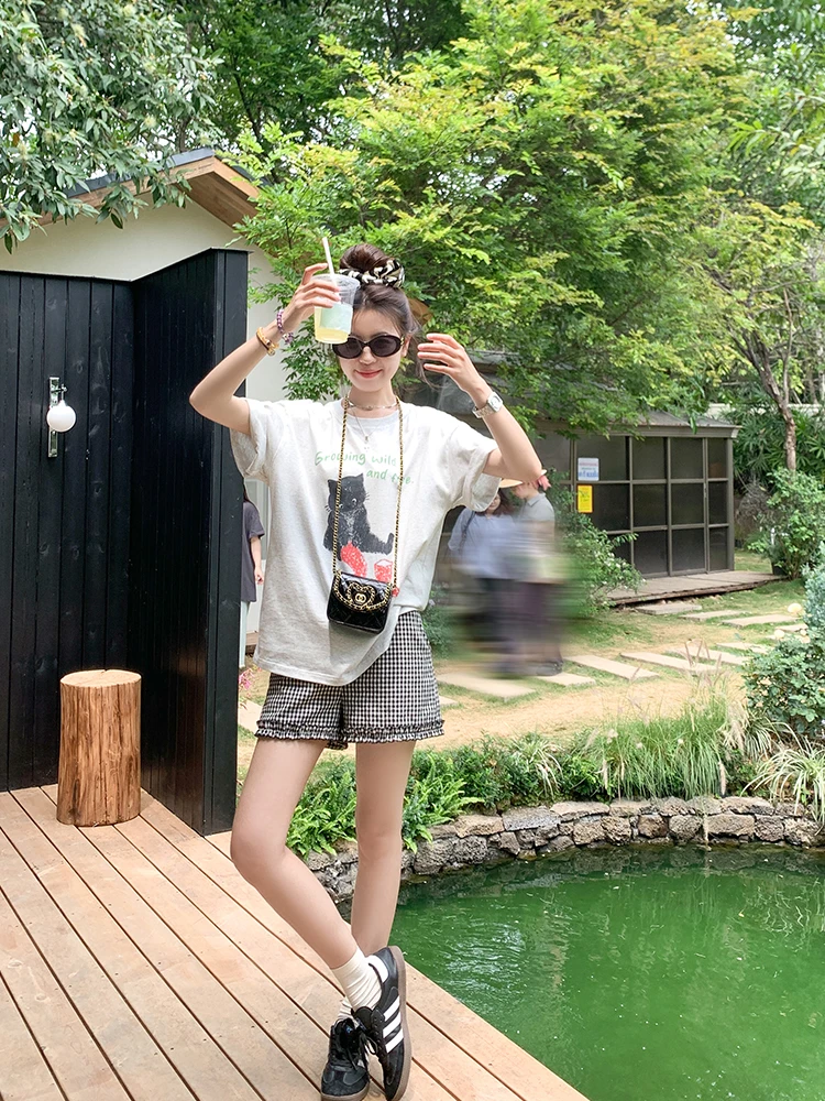 夏のカジュアルコーデで「どこにでも着れる」スタイルは？