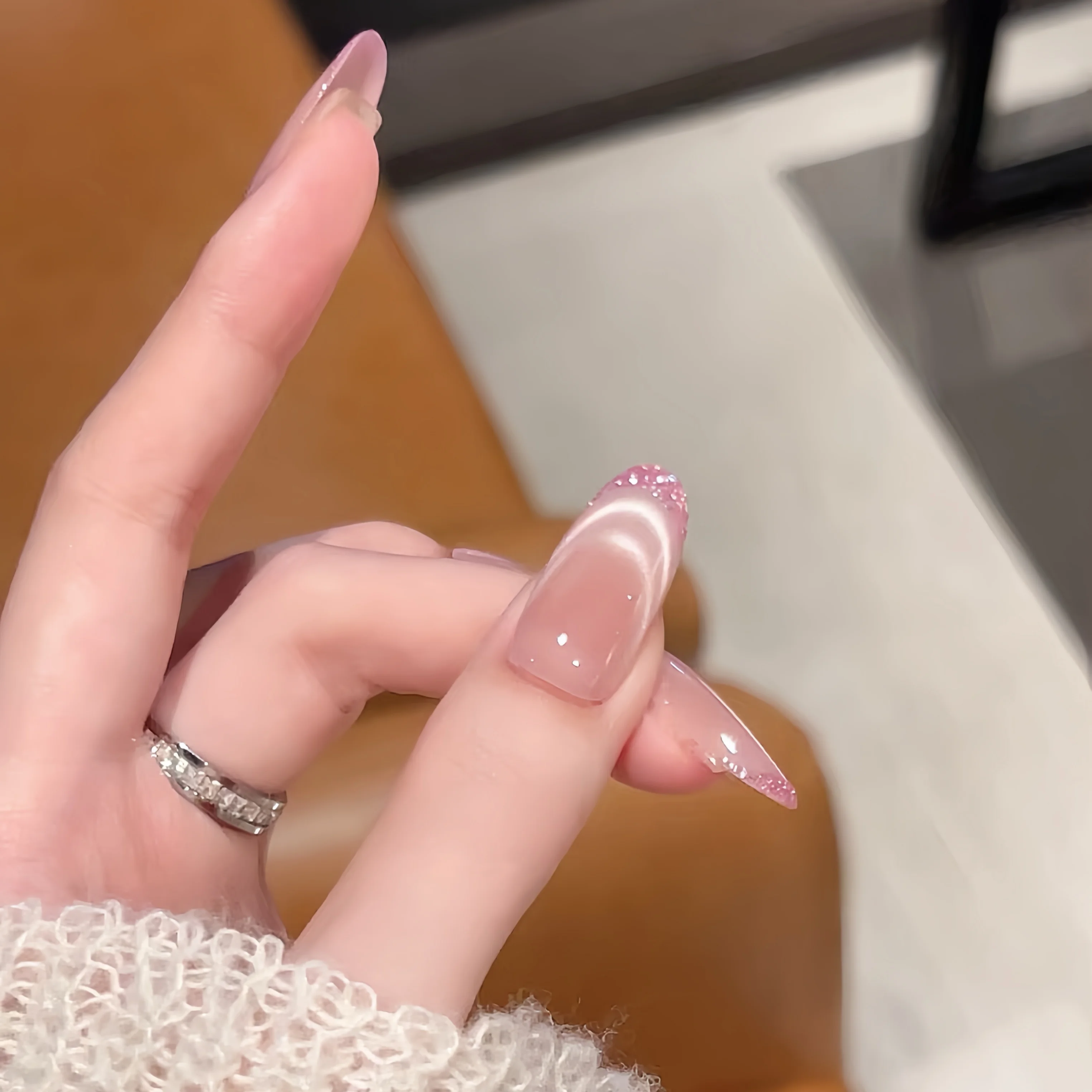 お呼ばれネイルにぴったり な「ピンクのキャットアイ」は、どんなスタイルがおすすめ？