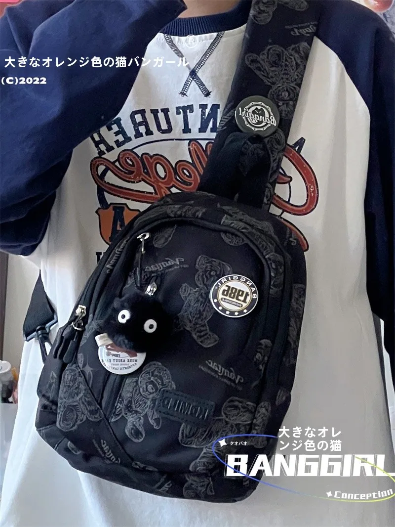 シンプルなデザインのパンダ柄スポーツショルダーバッグ：通学・日常使いに最適な軽量リュックの実用性解析