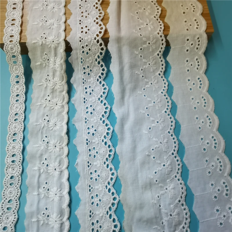 DIYエプロンの作り方：白色コットン刺繍レース生地で簡単な配色ステッチを実現