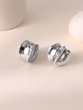 金属製の重厚感あるイヤリング【ファッショナブルなデザイン・女性用】