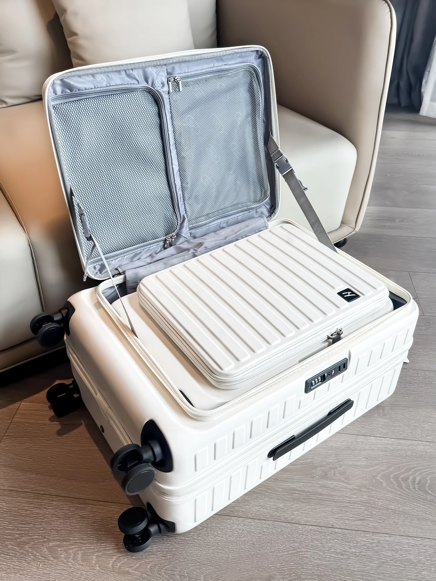 拡張可能なキャリーケース：機内持ち込み対応の女性向け軽量バッグの実用性と容量設計