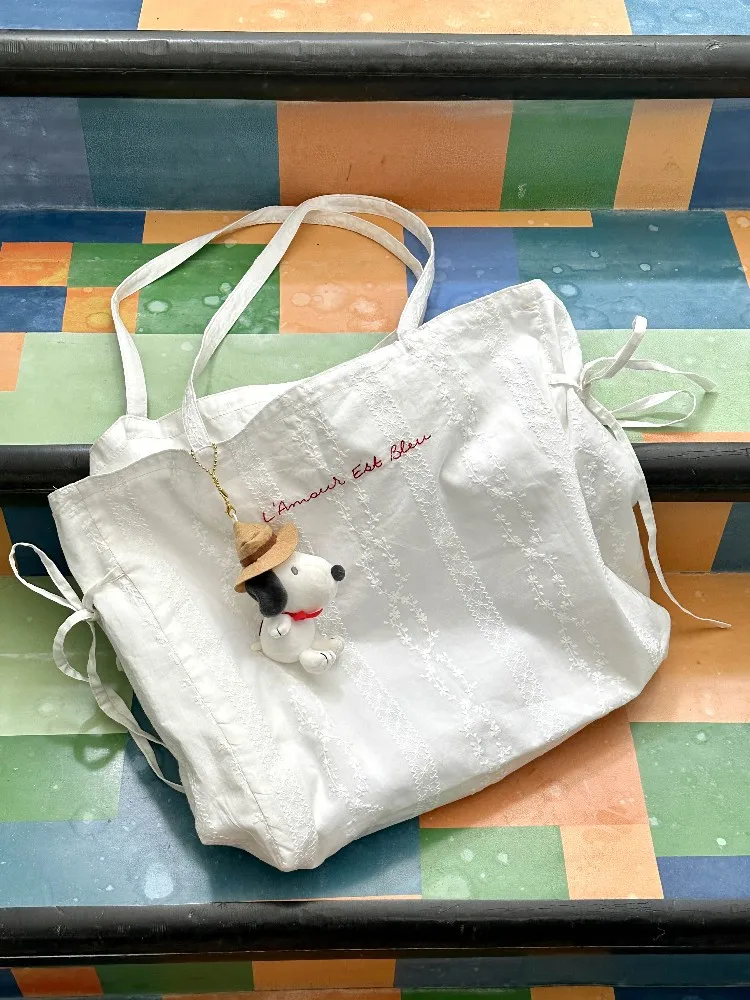 刺繍デザインのキャンバストートバッグ：旅行用・肩掛け対応の実用性と耐久性を検証