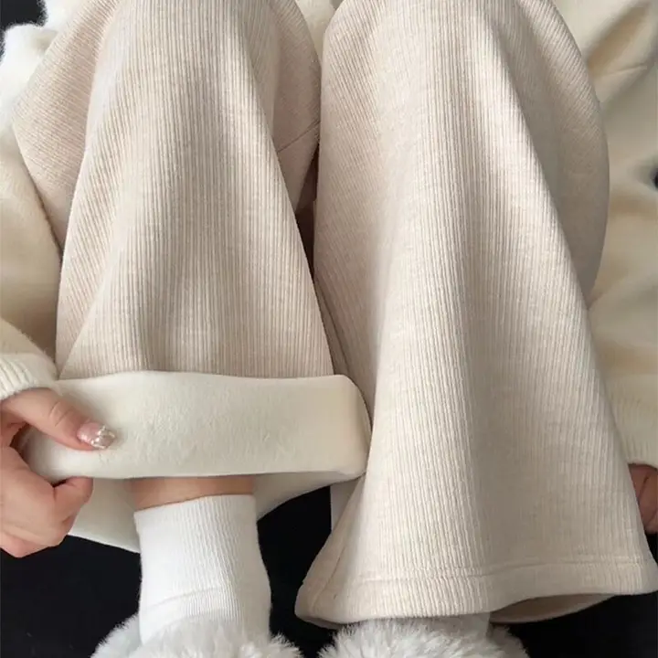 高ウエストの白色ニットパンツ【プレミアムな柔らかさ・秋冬用・したワイドレッグ】