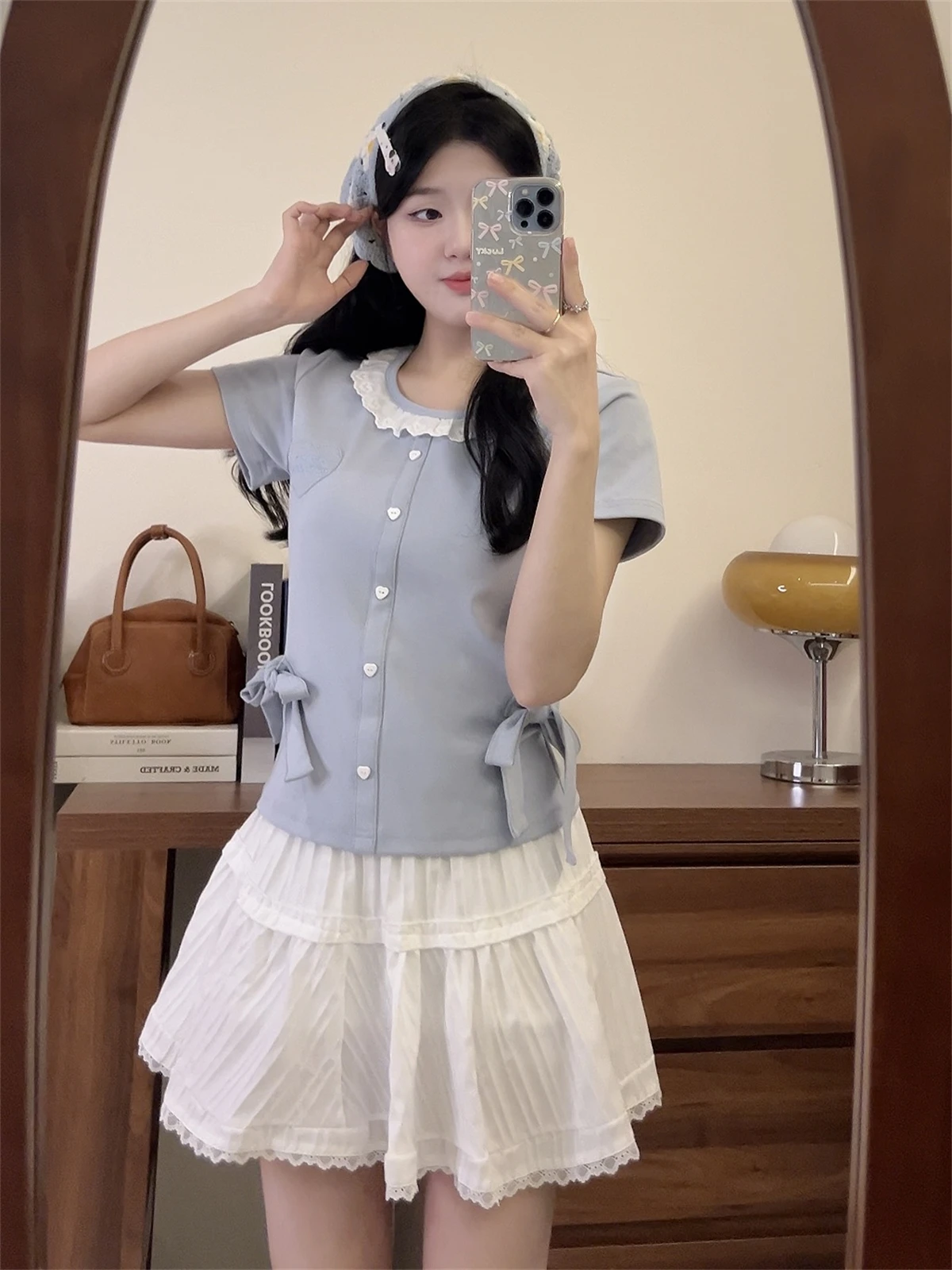 レースデザインのショートスリーブTシャツ：女子服かわいいの定番としての実用性とデザイン性