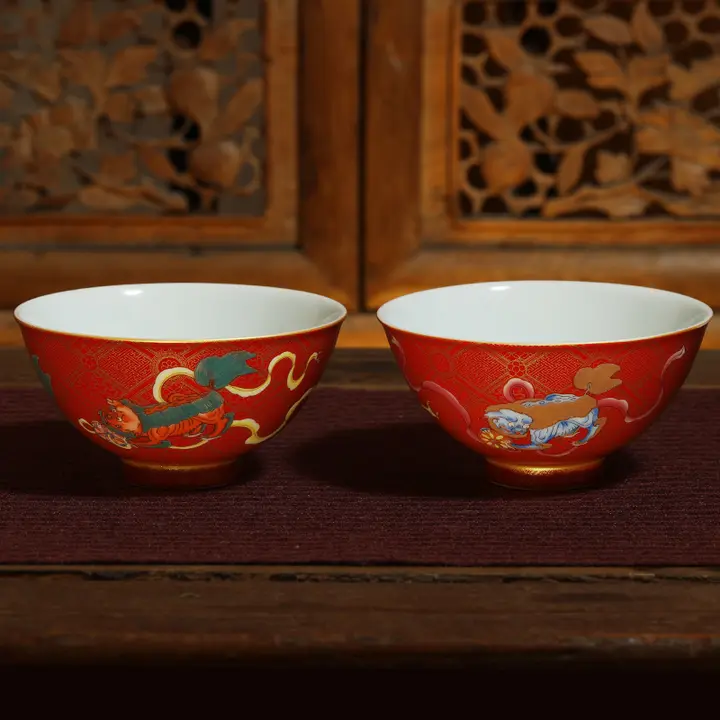 華やかなデザインの三狮対碗と対盤【吉祥紅色・ギフトボックス入り・婚礼用】