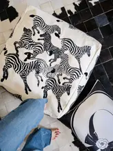 ブラックホワイトゼブラ刺繍のクッション【パールカラー・カジュアルリビング用・取り外し可能】
