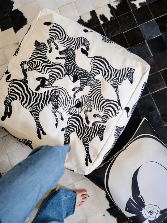 ブラックホワイトゼブラ刺繍のクッション【パールカラー・カジュアルリビング用・取り外し可能】